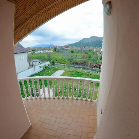 Hasmegaj Hotel Mahall' e Kryethuit